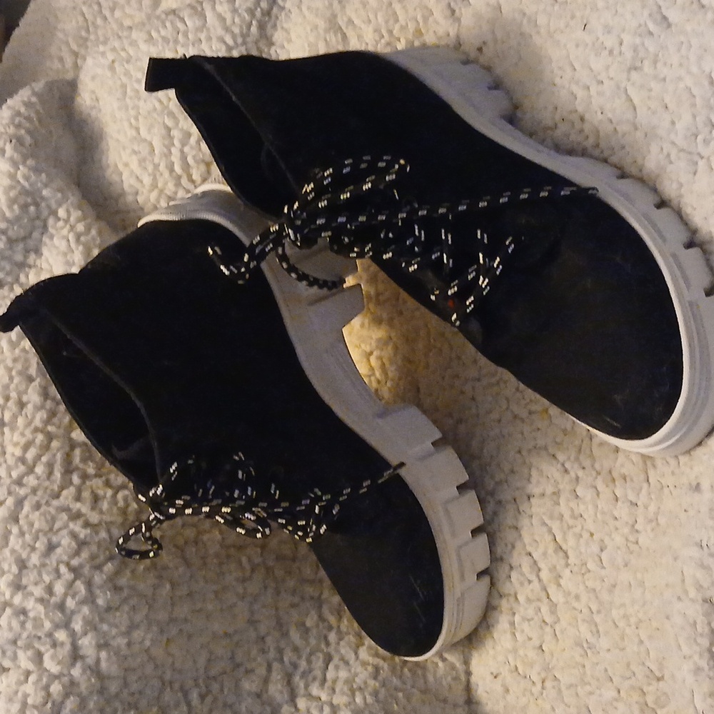 Guess Stylish Black Women's Boots 8.5 - Picture 2 of 9